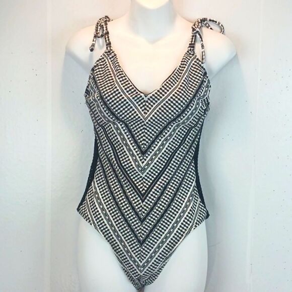 Robin Picone Avery black/ white with crochet details one piece swimsuit size 6 - Picture 2 of 12